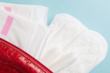 Kozmetik torbada adet tamponları ve pedler. Adet döngüsü. Hijyen ve koruma