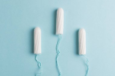 Adet tampon mavi bir arka plan üzerinde. Adet zamanı. Hijyen ve koruma