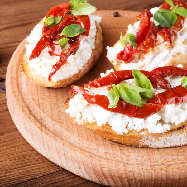 意大利三明治-意式烤面包与奶酪，番茄罗勒 — 图库照片