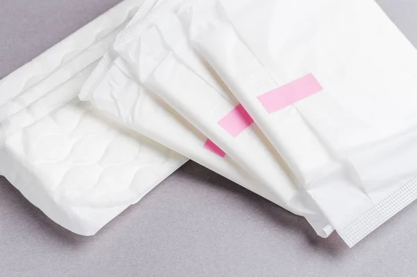 Almohadilla sanitaria de menstruación para la protección de la higiene femenina. Días críticos. Concepción médica — Foto de Stock