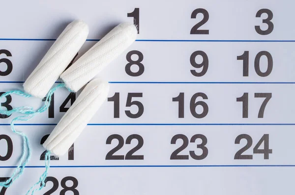 Calendário menstrual com tampões e almofadas. Hora da menstruação. Higiene e protecção — Fotografia de Stock