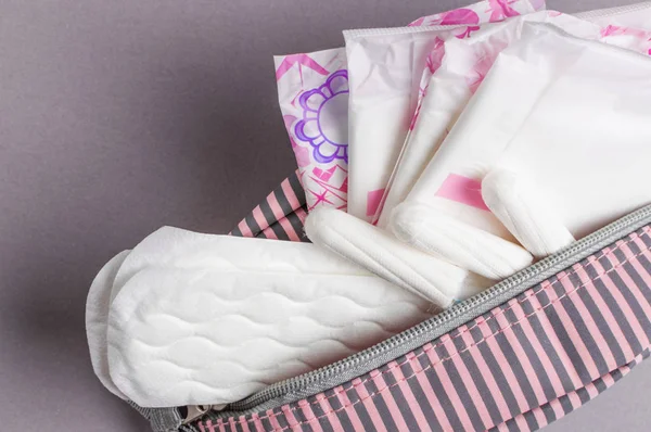 Adet tampon ve yastıkları kozmetik çantası. Adet zamanı. Hijyen ve koruma