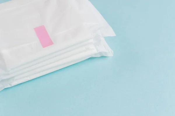 Almohadilla sanitaria de menstruación para la protección de la higiene femenina. Días críticos. Concepción médica — Foto de Stock