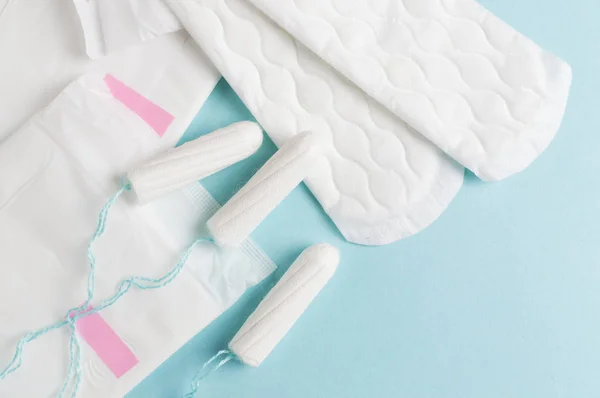 Menstruationstampons und Einlagen auf blauem Hintergrund. Menstruationszeit. Hygiene und Schutz — Stockfoto