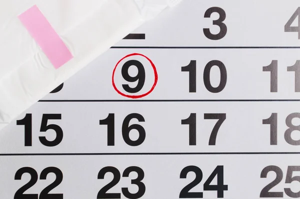 Calendario mestruale con assorbenti e tamponi. Ora delle mestruazioni. Igiene e protezione — Foto Stock