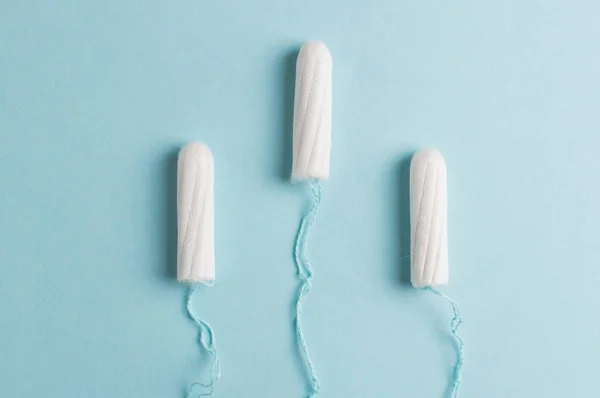 Tampone mestruale su sfondo blu. Ora delle mestruazioni. Igiene e protezione — Foto Stock