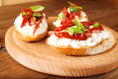 İtalyan sandviç - bruschetta peynir, domates ve fesleğen ile