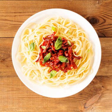 İtalyan yemek - güneşte kurutulmuş domates ve fesleğen ile makarna. Üstten Görünüm