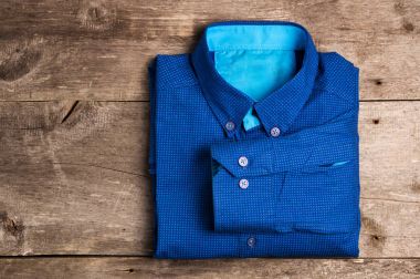 Ahşap zemin üzerine mavi erkekler tiþörtü