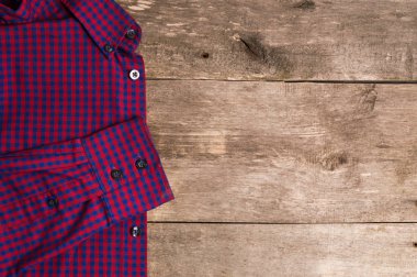 Ahşap arka plan üzerinde bir damalı erkek gömlek 's