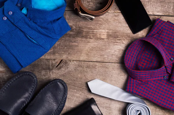 Casual erkek moda ve ahşap masa, düz yatıyordu, kıyafet görünümü top