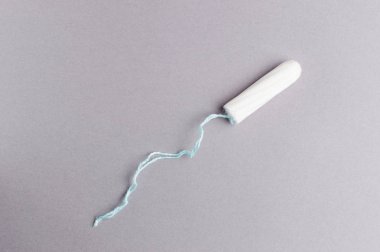 Adet tampon gri bir arka plan üzerinde. Adet zamanı. Hijyen ve koruma