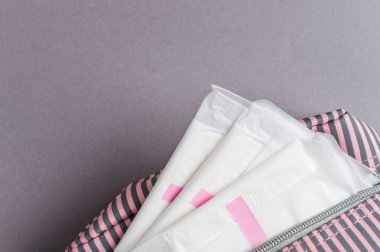 Adet tampon ve yastıkları kozmetik çantası. Adet zamanı. Hijyen ve koruma