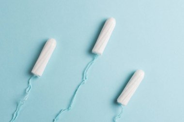 Adet tampon mavi bir arka plan üzerinde. Adet zamanı. Hijyen ve koruma