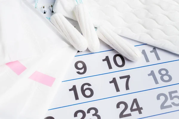 Menstrual calendar with tampons and pads. Menstruation time. Hygiene and protection — Stock Photo, Image