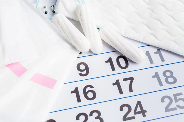 Calendário menstrual com tampões e almofadas. Hora da menstruação. Higiene e protecção — Fotografia de Stock