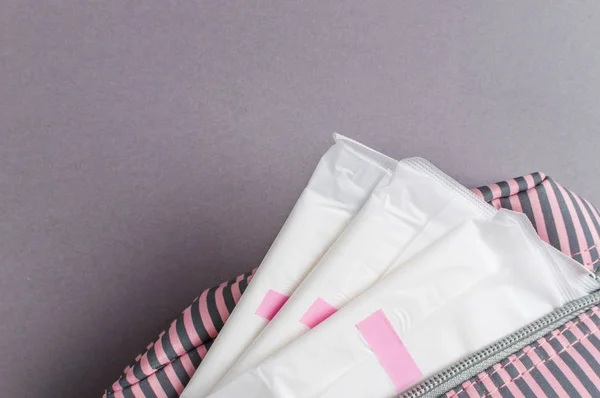 Tampões e almofadas menstruais em saco cosmético. Hora da menstruação. Higiene e protecção — Fotografia de Stock