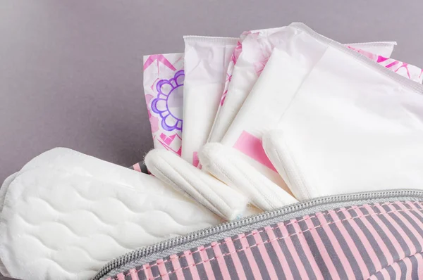 Tampões e almofadas menstruais em saco cosmético. Hora da menstruação. Higiene e protecção — Fotografia de Stock