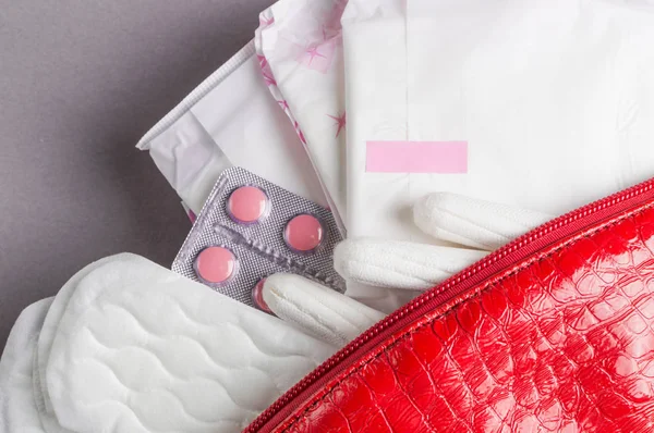 Tampones y almohadillas menstruales en bolsa cosmética. Tiempo de menstruación. Higiene y protección — Foto de Stock