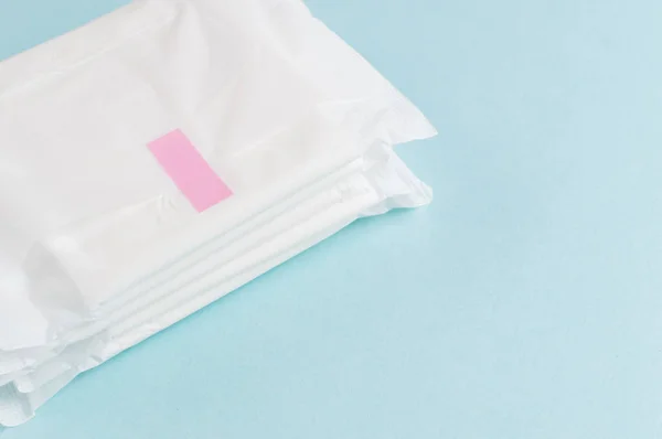 Almohadilla sanitaria de menstruación para la protección de la higiene femenina. Días críticos. Concepción médica — Foto de Stock