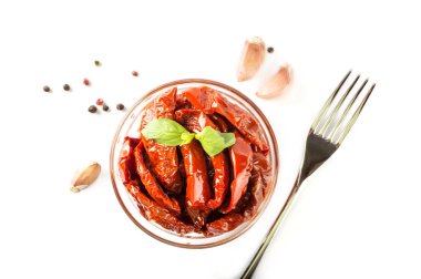 İtalyan yemek - petrol ve baharat ile güneşte kurutulmuş domates. Üstten Görünüm