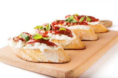 İtalyan sandviç - bruschetta peynir, domates ve fesleğen ile