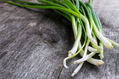 Ahşap masa üzerinde yeşil genç soğan. Rustik tarzı