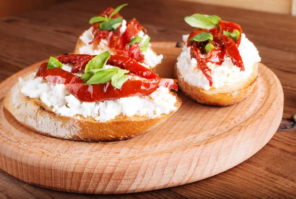 意大利三明治-意式烤面包与奶酪，番茄罗勒 — 图库照片