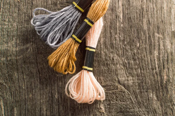 Zubehör für Hobbys: verschiedene Garnfarben zum Besticken — Stockfoto