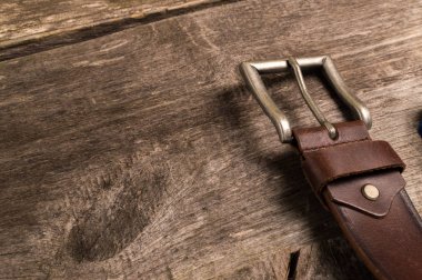Casual erkek moda ve ahşap masa, düz yatıyordu, kıyafet görünümü top