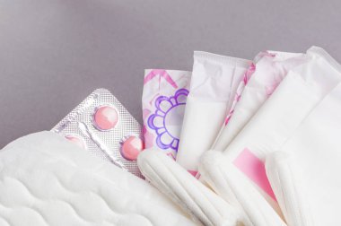 Adet tampon ve yastıkları kozmetik çantası. Adet zamanı. Hijyen ve koruma