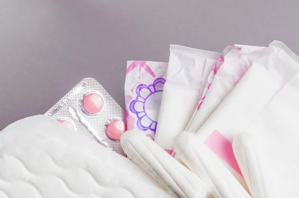 Tampones y almohadillas menstruales en bolsa cosmética. Tiempo de menstruación. Higiene y protección — Foto de Stock