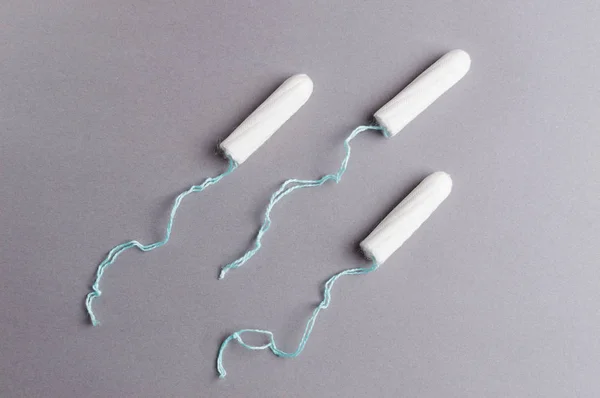 Miesiączkowego tampon na szarym tle. Czas miesiączki. Higieny i ochrony — Zdjęcie stockowe