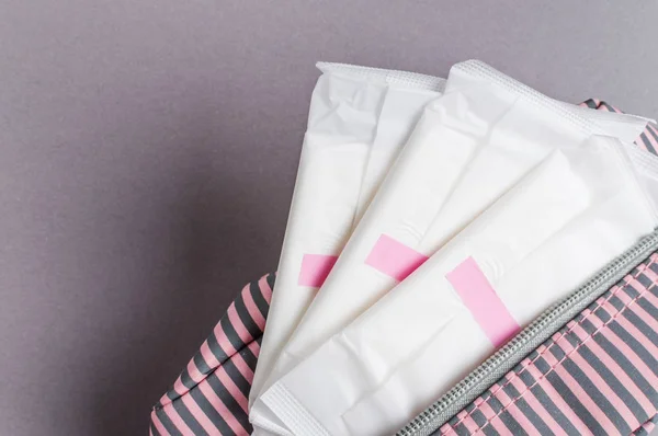 Tampones y almohadillas menstruales en bolsa cosmética. Tiempo de menstruación. Higiene y protección — Foto de Stock