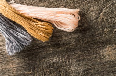 Hobiler için aksesuarlar: iplik nakışı için farklı renkler