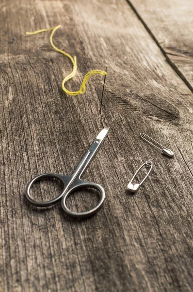 Hobiler için aksesuarlar: makas, iğne ve iğne. Dikiş araçları