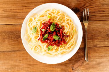 İtalyan yemek - güneşte kurutulmuş domates ve fesleğen ile makarna. Üstten Görünüm