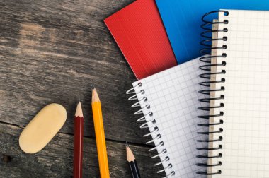 Okul malzemeleri, gri arka plan üzerinde dizüstü için Ana sayfa görünümü