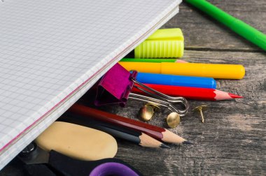 Okula dönüş, malzemeleri, defter gri arka plan üzerinde