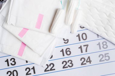 Tampon ve yastıkları ile adet takvim. Adet zamanı. Hijyen ve koruma