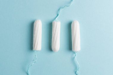 Adet tampon mavi bir arka plan üzerinde. Adet zamanı. Hijyen ve koruma