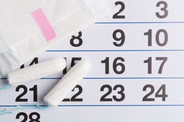 Tampon ve yastıkları ile adet takvim. Adet zamanı. Hijyen ve koruma