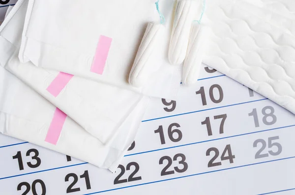 Calendario mestruale con assorbenti e tamponi. Ora delle mestruazioni. Igiene e protezione — Foto Stock