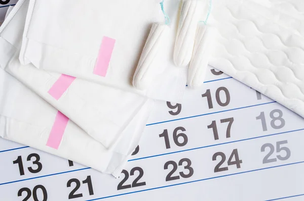 Calendário menstrual com tampões e almofadas. Hora da menstruação. Higiene e protecção — Fotografia de Stock