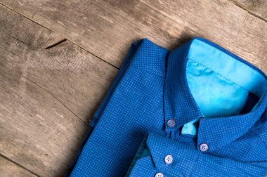 Ahşap zemin üzerine mavi erkekler tiþörtü