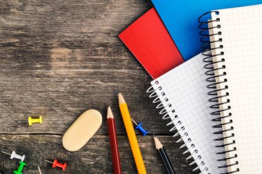 Okula dönüş, malzemeleri, defter gri arka plan üzerinde