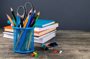 Kalem kutusu ve okul donanımları masada. Okula dönüş