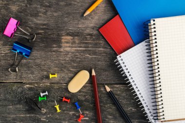 Okula dönüş, malzemeleri, defter gri arka plan üzerinde