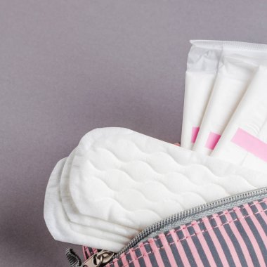 Adet tampon ve yastıkları kozmetik çantası. Adet zamanı. Hijyen ve koruma