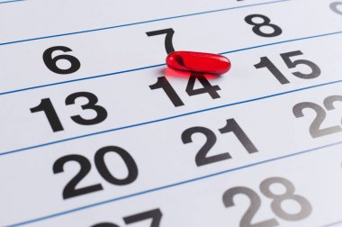 Kırmızı hapı takvimde. Zamanlama ilaç